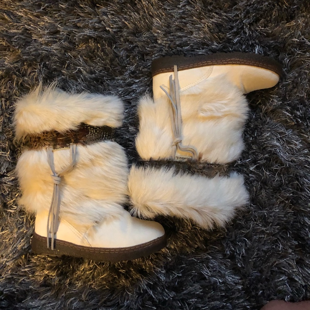 Bearpaw kola ll Exotic white goat fur line boots